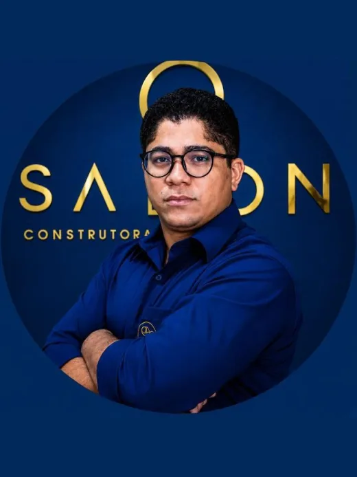 Integrante da equipe Sadion de braços cruzados em frente ao logotipo