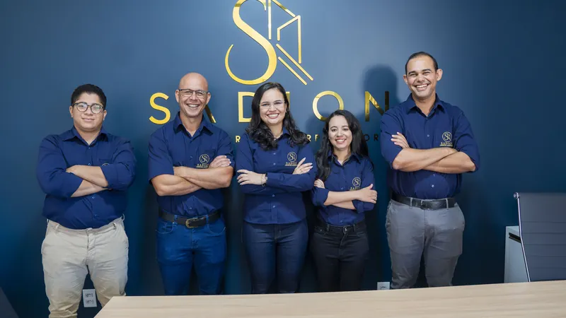 Equipe da Sadion Construtora reunida no escritório em Campo Novo do Parecis